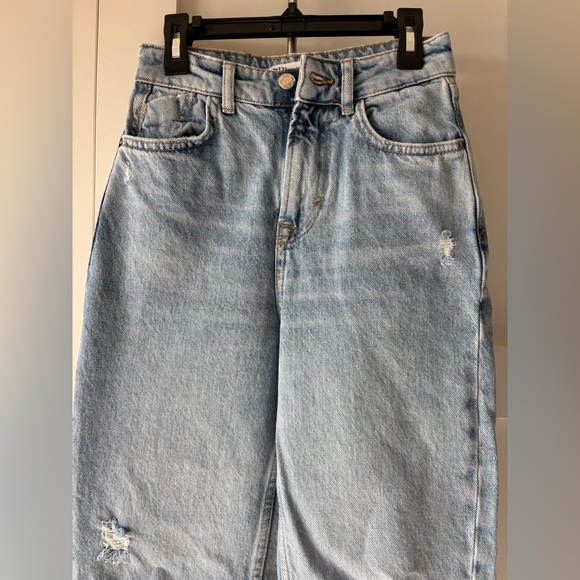Zara Ripped Jeans - Picture 2 of 5